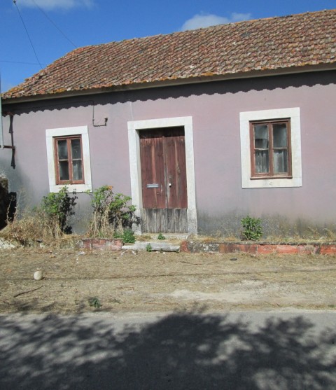 Casa Antiga com quintal e garagem