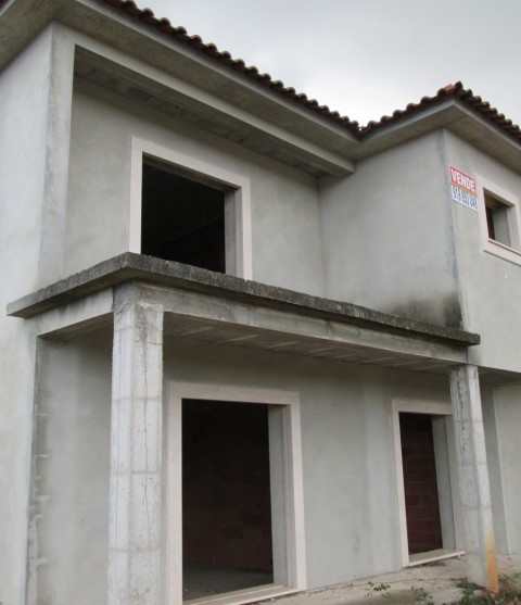 Moradia semicontru�da c/anexo e garagem